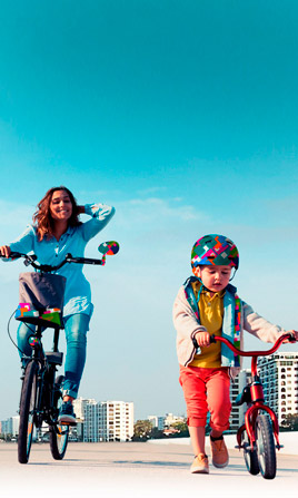 Madre e hijo en bicicleta por la ciudad.