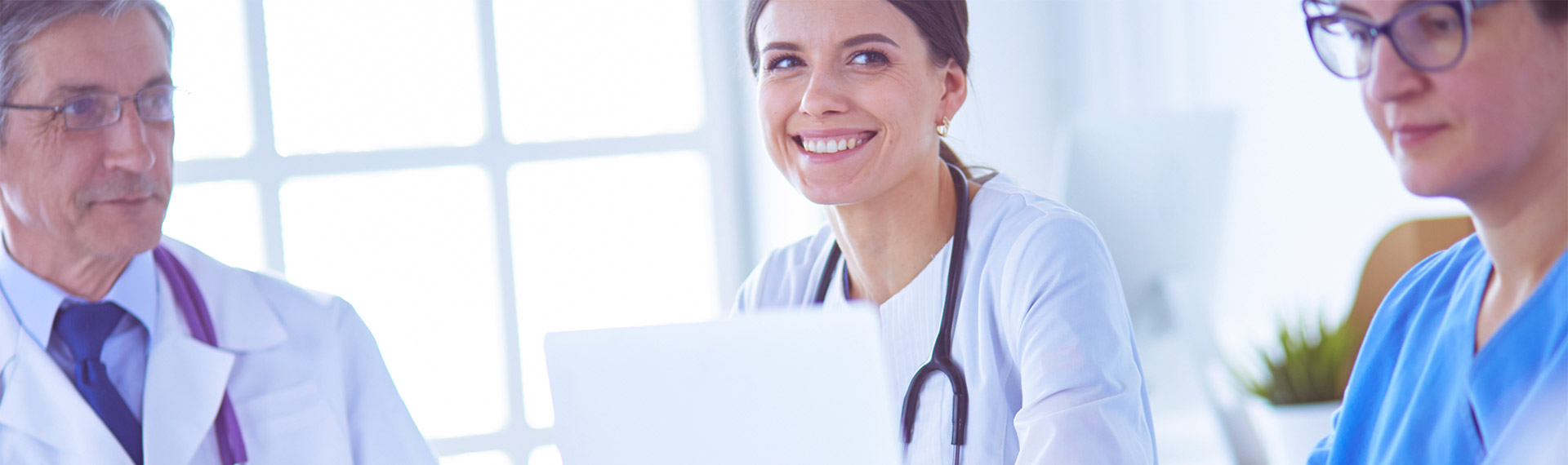 Banner con equipo de médicos