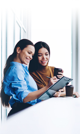 Dos mujeres frente al tablet