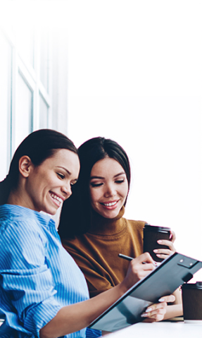 Dos mujeres frente al tablet