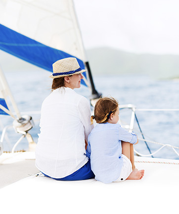 Mamá e hija en un yate