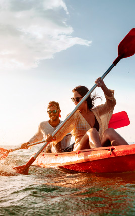 Pareja disfrutando en el kayak