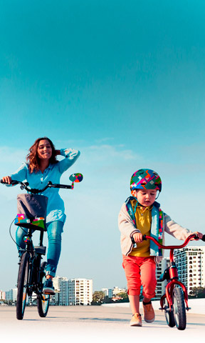 Madre e hijo en bicicleta por la ciudad.