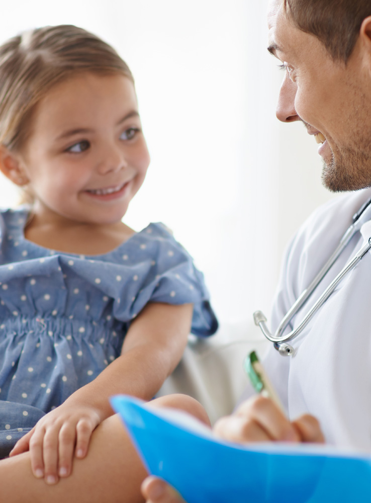 Mujer tomando medicamento con su inhalador.
