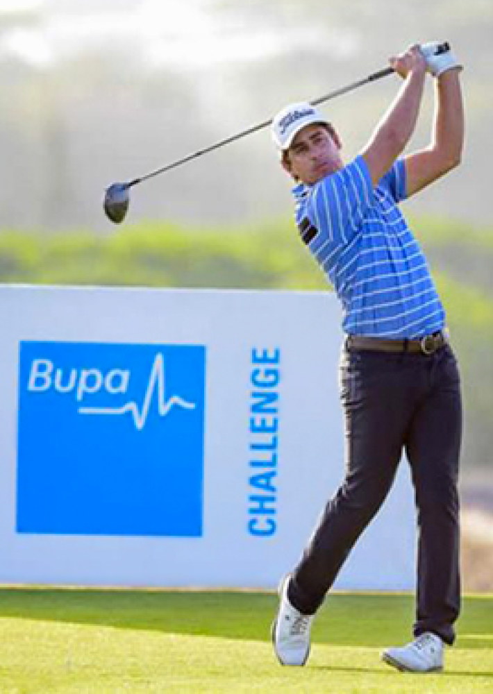Señor jugando golf.