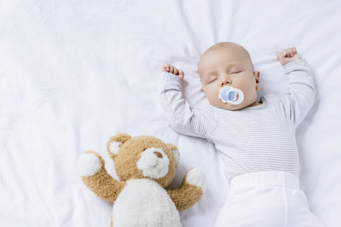 Bebé durmiendo solo en su cama