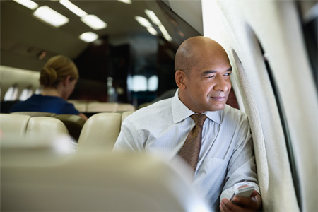 Señor viendo por la ventana de un avión