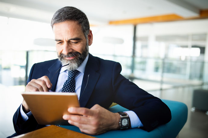 hombre de negocios con tableta digital