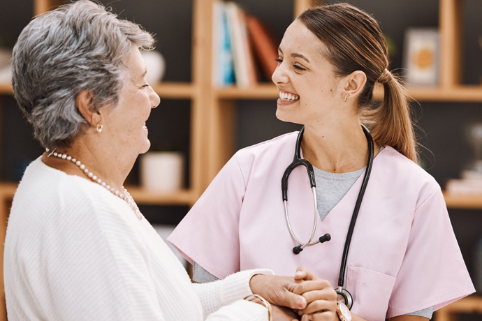 Mujer en su cita con la doctora