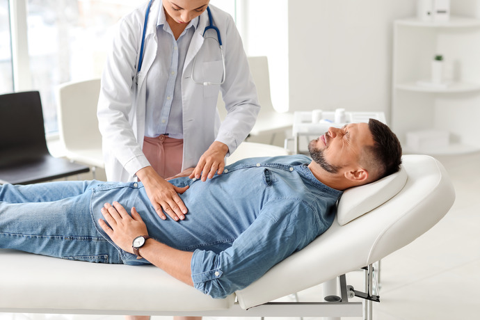 Médico evalúa a paciente con duodenitis