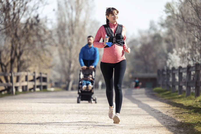 Mujer embarazada corriendo