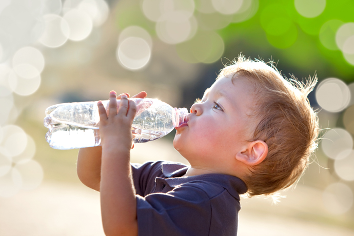 Niño tomando agua