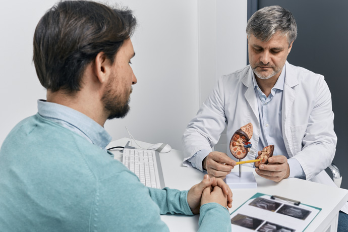 Doctor mostrando a paciente el resultado del LDH en sangre.