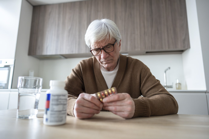 Hombre con Alzheimer cansado por no dormir