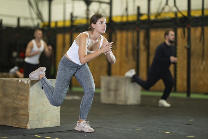 Mujer hace sentadilla búlgara en gimnasio