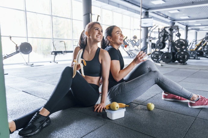 Mujeres comparten refrigerio antes de entrenar