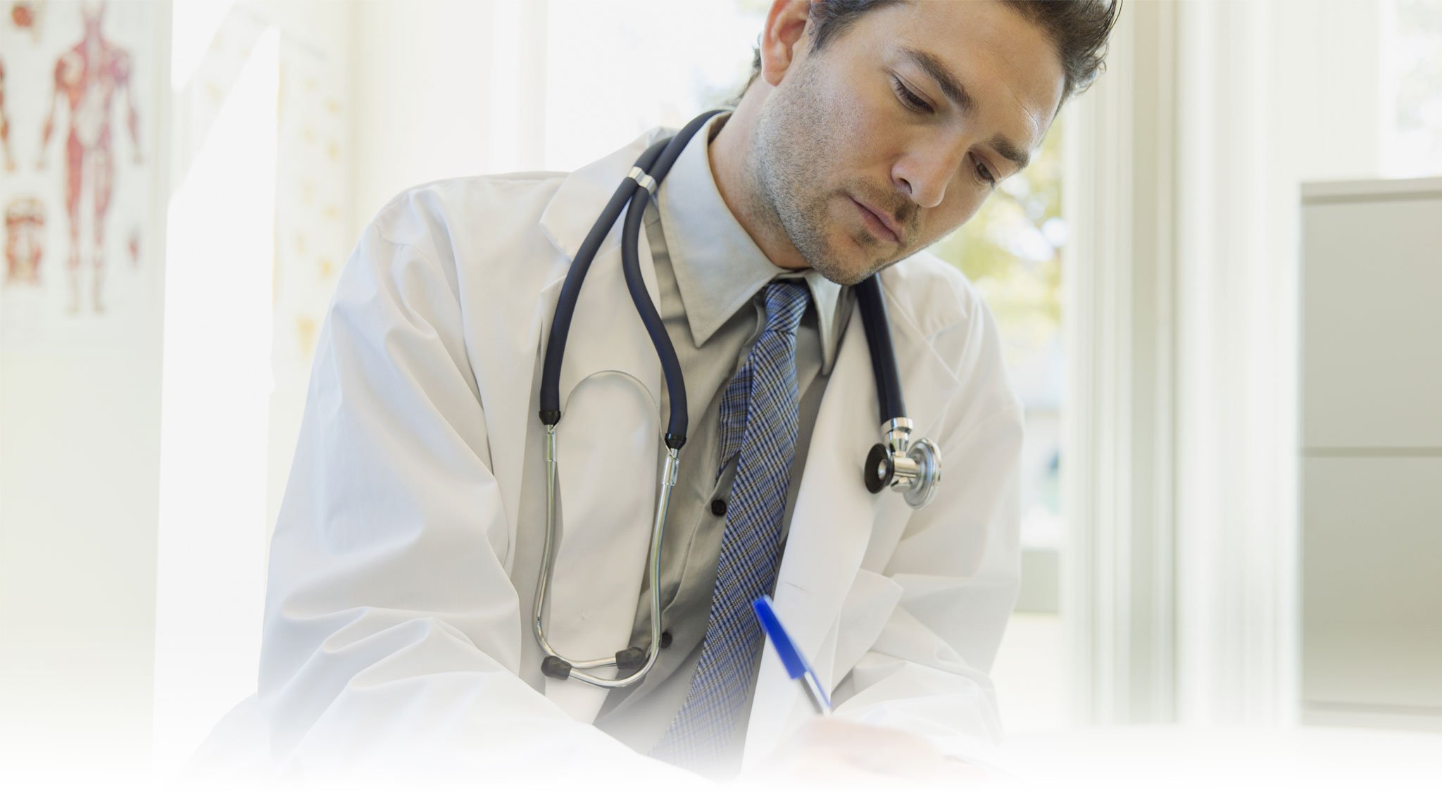 Médico escribiendo fórmula médica