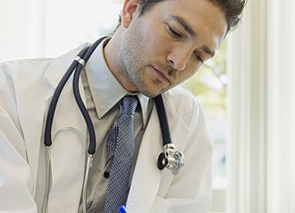 Médico escribiendo fórmula médica