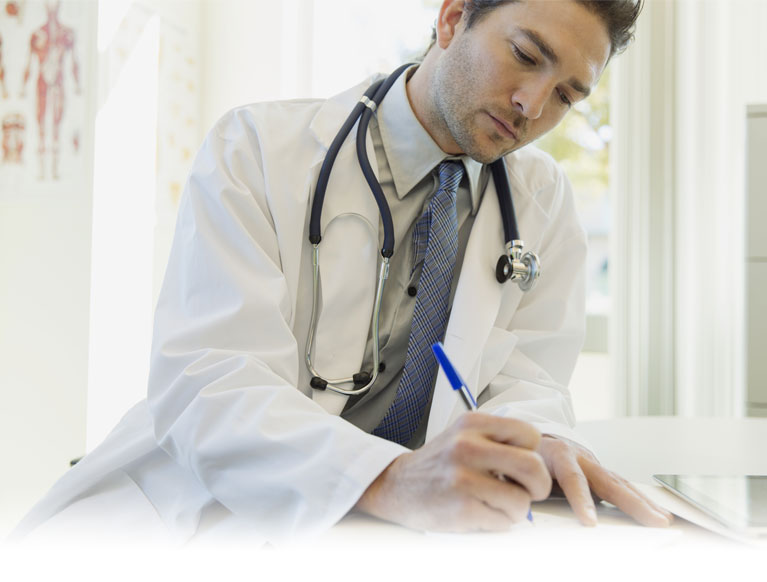 Médico escribiendo fórmula médica