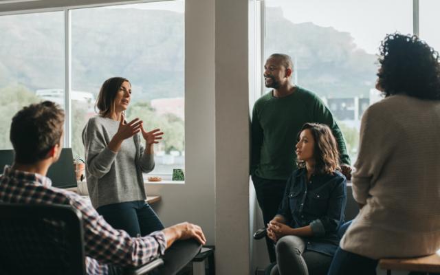 Equipo diverso de trabajadores