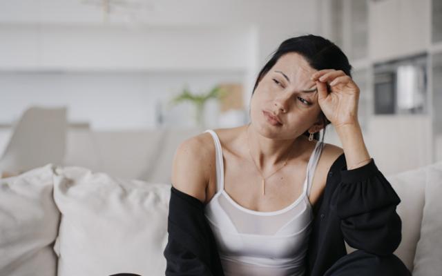 Mujer lidia con pensamientos negativos