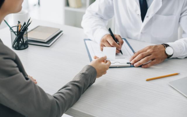 Tendencias en seguros de salud: innovaciones y cambios regulatorios que marcarán el futuro      https://stock.adobe.com/images/cropped-image-of-patient-giving-id-card-to-doctor-to-fill-insurance-claim-form-in-clinic/220220414?prev_url=detail    ALT: Mujer hace reclamación de seguro de salud   En los últimos años, el sector de los seguros de salud ha enfrentado una transformación acelerada impulsada por avances tecnológicos, nuevas expectativas de los usuarios y cambios significativos en las políticas públic