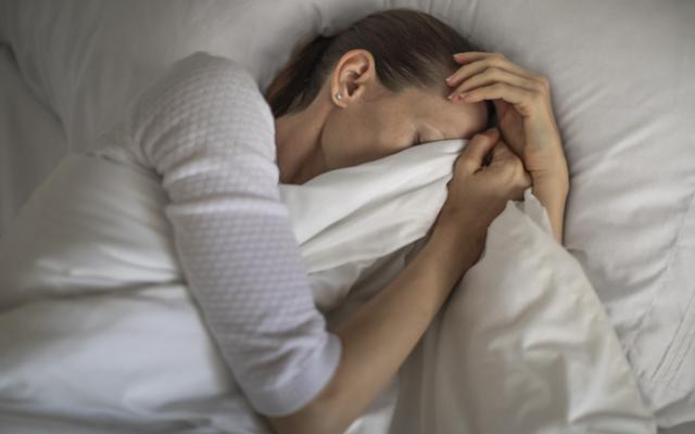 Mujer con hipo no puede dormir