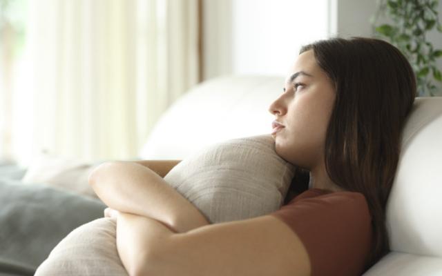 Mujer apática en casa