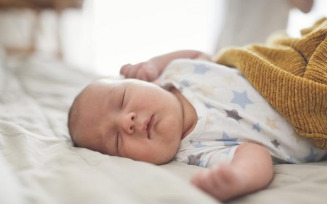 Bebé durmiendo solo