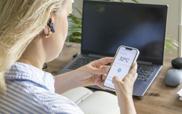 Mujer comprobando el impacto del cambio climático en su día a día. 