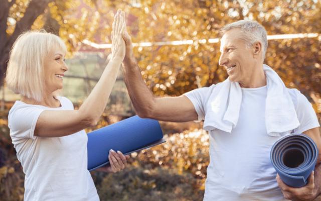 Pareja que practica un envejecimiento activo al aire libre.