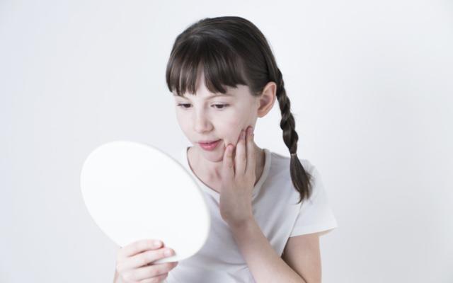 Niña detectando los signos de la pubertad precoz.