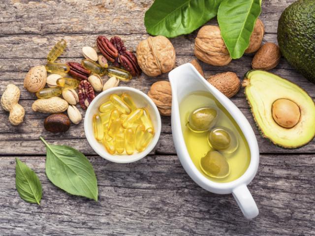 Ejemplo de alimentos buenos para el corazón sobre una mesa de madera. 