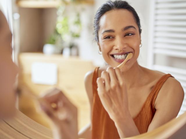 Mujer que sabe cómo lavarse los dientes