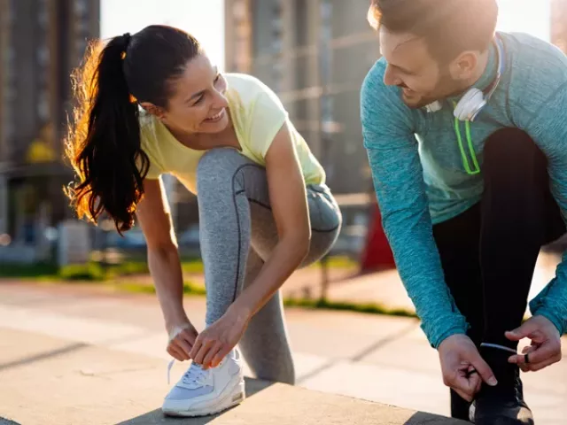 Pareja preparándose para ejercitarse