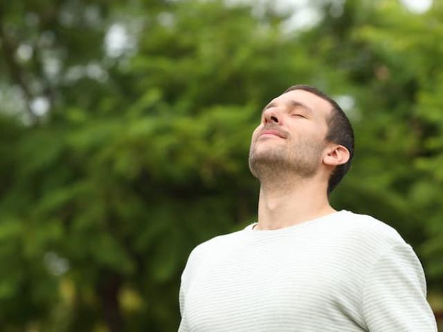 hombre que aprovecha los cuidados del aparato respiratorio