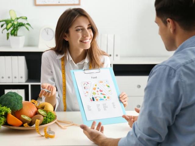 personas hablando sobre la pirámide alimenticia