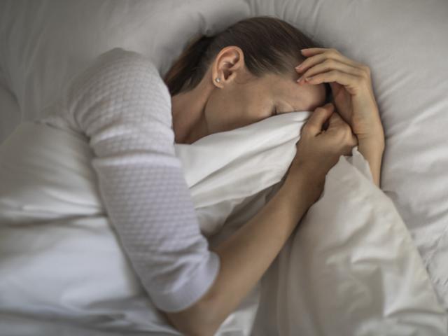 Mujer con hipo no puede dormir