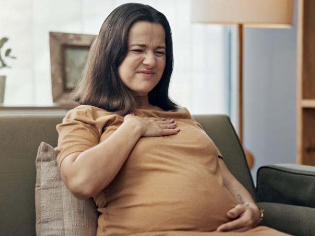 Mujer embarazada con acidez