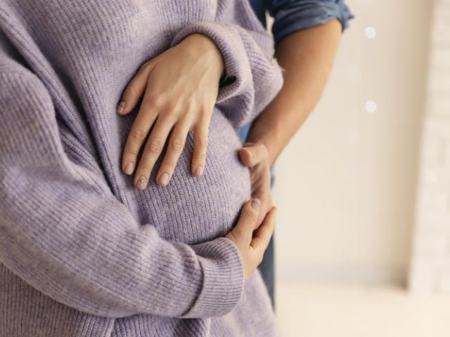 Embarazo críptico en una mujer.