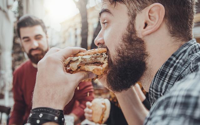 Comiendo hamburguesa
