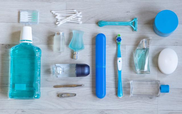 Set de higiene personal con botellas y accesorios de madera