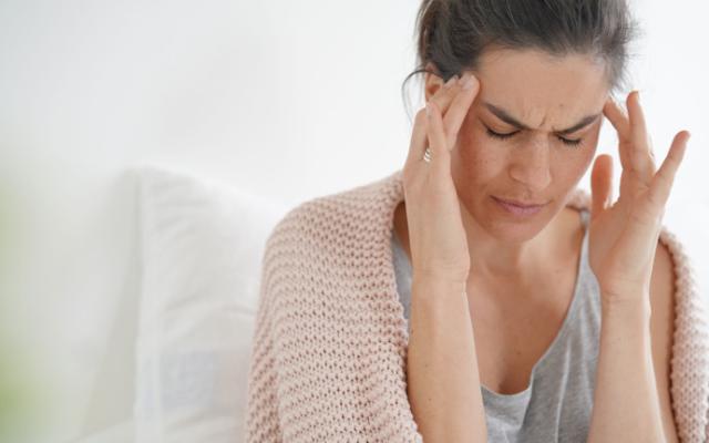Mujer con dolor de cabeza 