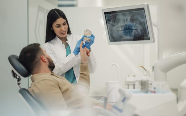 Dentista explica si los implantes dentales causan dolor