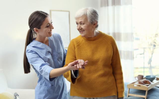 Mujer mayor con Parkinson