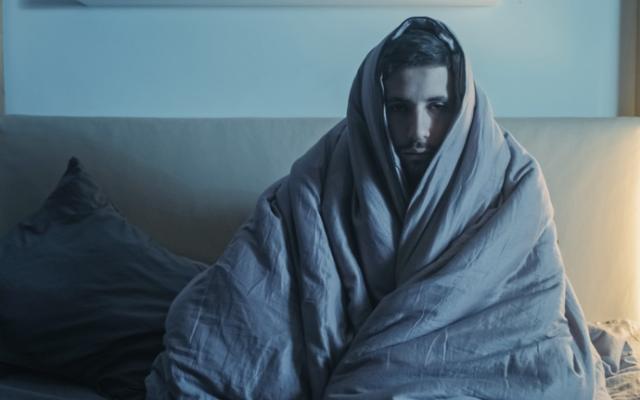 Persona con fiebre y escalofríos durante la noche