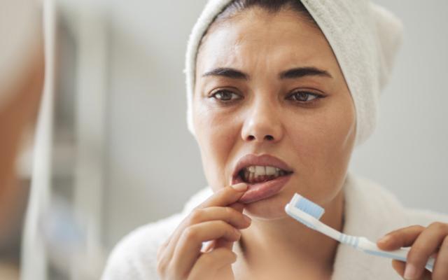 Mujer nota problema de salud en sus encías