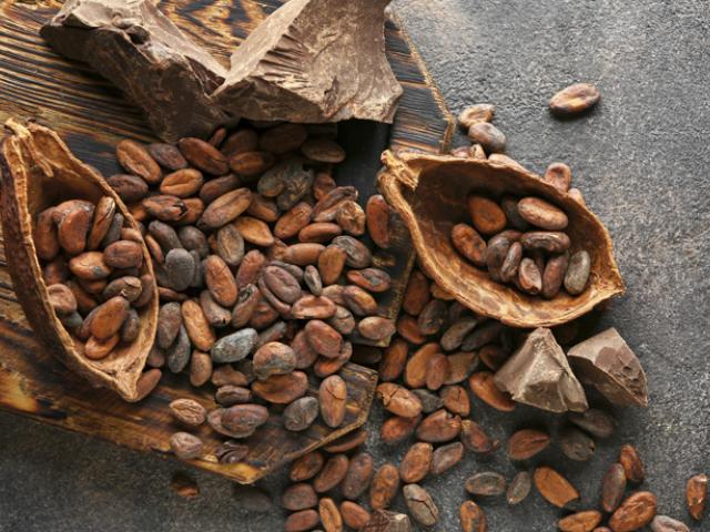Mesa con cacao, ejemplo de alimento antioxidante de la dieta ecuatoriana.