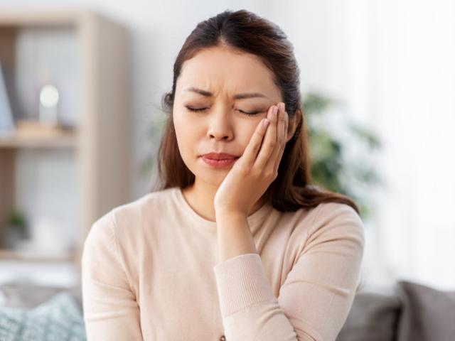 Mujer que no sabe qué es bueno para el dolor de muelas.