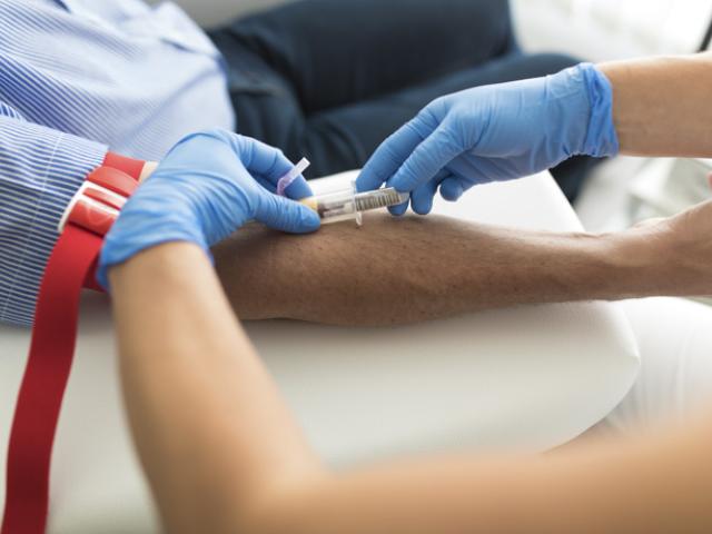 Persona haciéndose un análisis de sangre para ver sus valores de VCM.